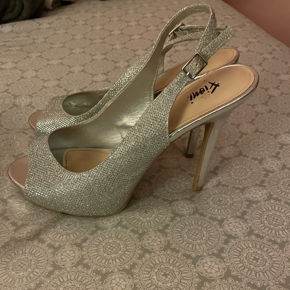 Silver heels - Picture 4 of 4